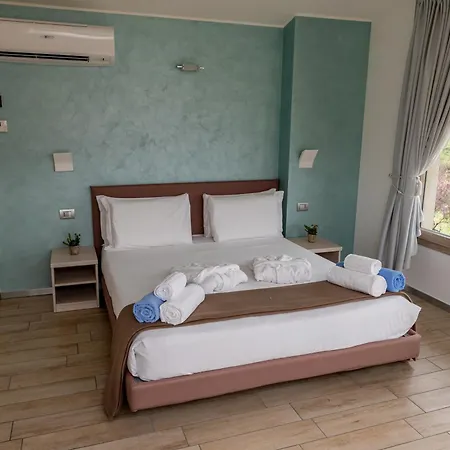 Bellagio Village- 4 Apartments By The Lake - Seasonal Warm Pool And Sauna