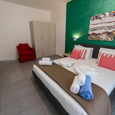 Bellagio Village- 4 Apartments By The Lake - Seasonal Warm Pool And Sauna