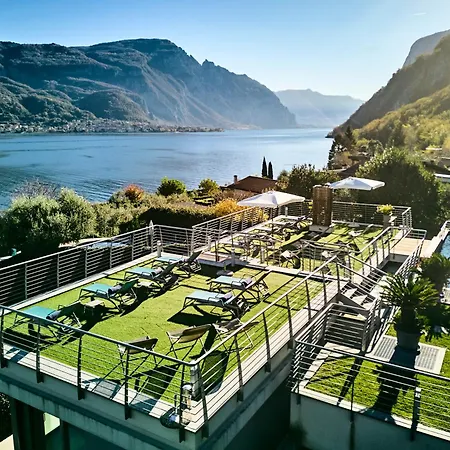 Bellagio Village - By The - Seasonal Warm Pool And Sauna Апарт-отель Oliveto Lario
