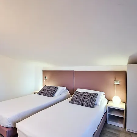 Bellagio Village - By The - Seasonal Warm Pool And Sauna Апарт-отель Oliveto Lario